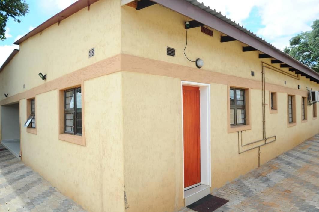 Pillacol Guest House Victoria Falls Exterior foto